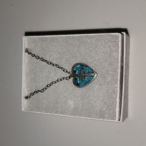 Cross in heart necklace - Picture 3 of 3